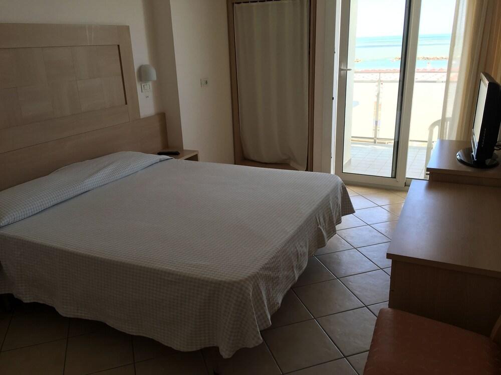 Hotel Excelsior Cattolica Luaran gambar