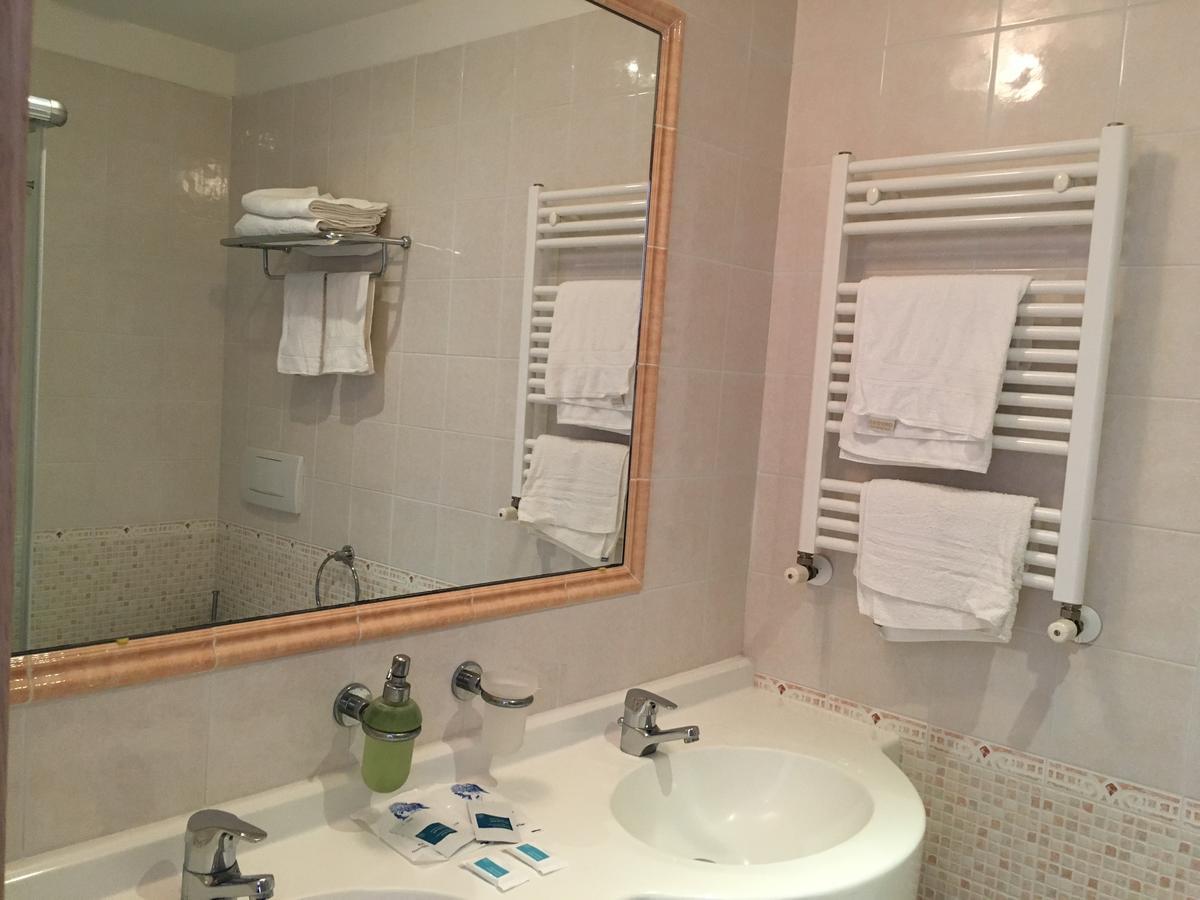 Hotel Excelsior Cattolica Luaran gambar